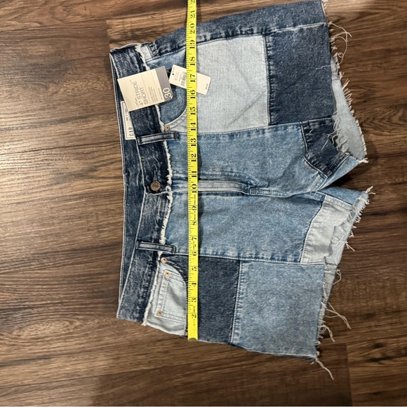 NWT gap patchwork denim 4” short sz 30/10 - Picture 6 of 6